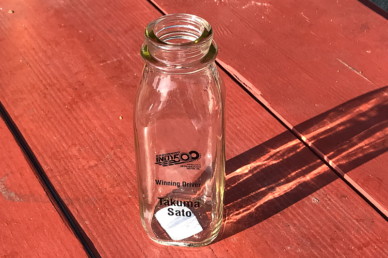 インディ500の公式グッズ売り場で販売されている、「Takuma Sato」の名前の入った牛乳瓶。16.05ドルと牛乳瓶としては高価だが、2018年の記念品＆おみやげとしてオススメしたい