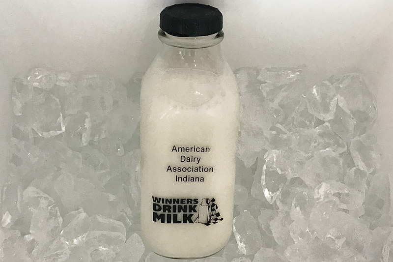 WINNERS DRINK MILK。氷でしっかり冷やされている