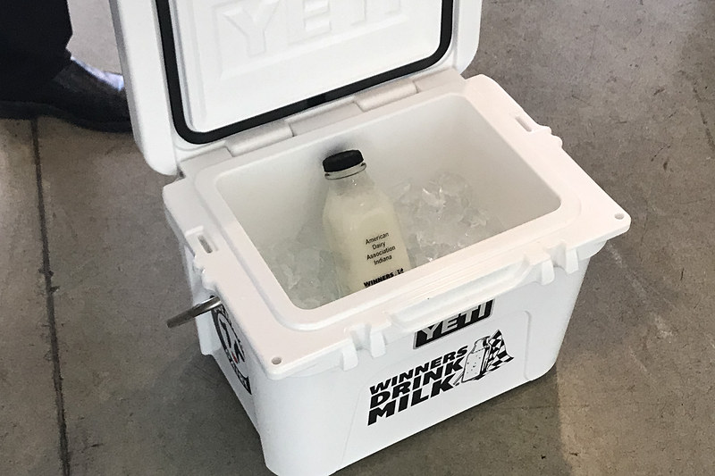 インディ500の勝者が飲む牛乳「WINNERS DRINK MILK」が決勝当日運び込まれた
