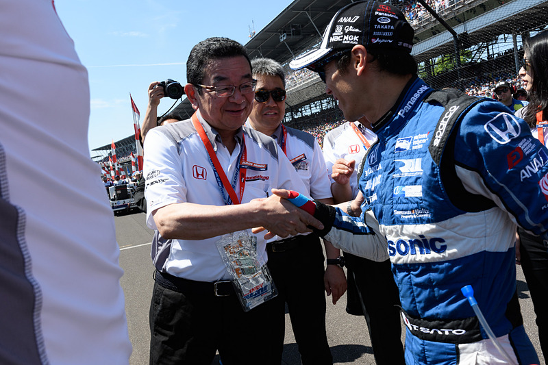 佐藤琢磨選手を激励する本田技研工業株式会社 代表取締役社長 八郷隆弘氏