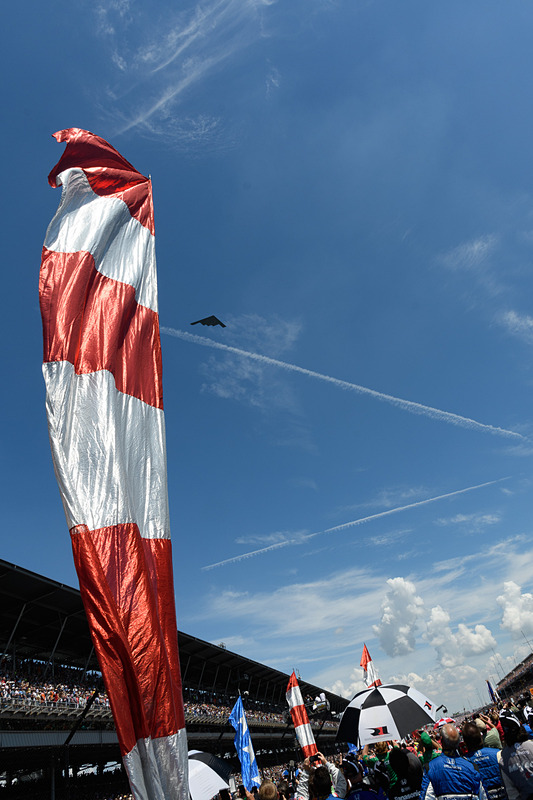 上空をステルス爆撃機 B-2がフライバイ