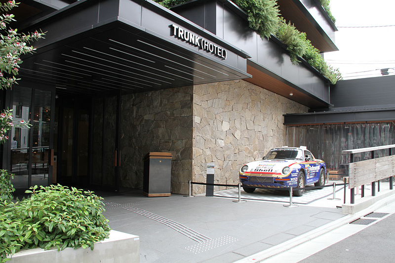 ポルシェ ジャパンは、6月16日～17日にポルシェブランドの誕生70周年を祝う「ポルシェ エクスペリエンスデイ 2018」を富士スピードウェイで開催。このイベントではポルシェ959（1986年パリ・ダカールラリー）の展示も行なわれるが、今回の発表会の会場外にも同モデルが置かれていた