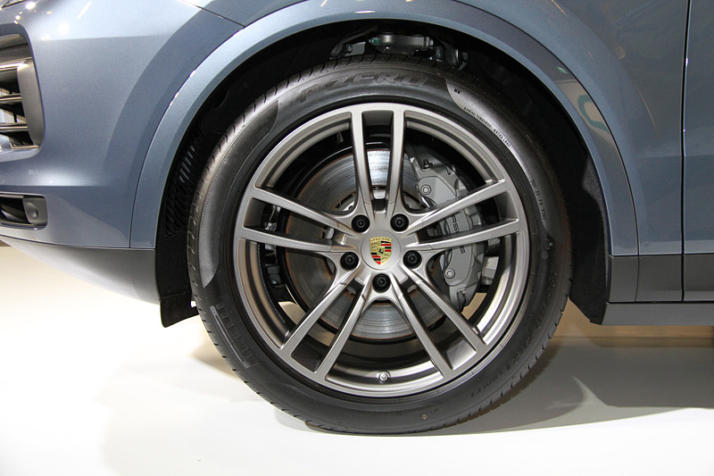 会場では第3世代の新型「カイエン」（カイエン S）をさりげなく展示。日本での正式発売は7月21日