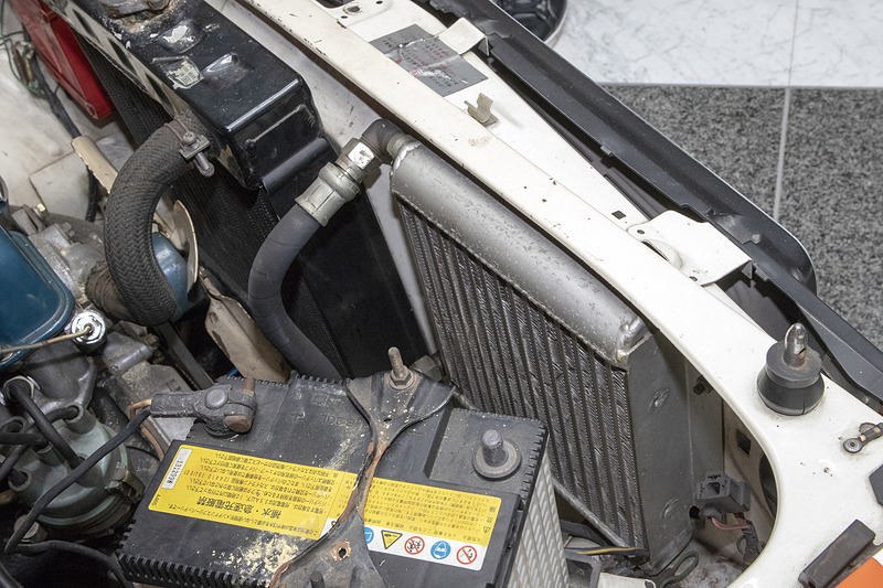 ラジエターもかなり貴重な当時の純正スポーツパーツで、隣には大型のオイルクーラーが付く