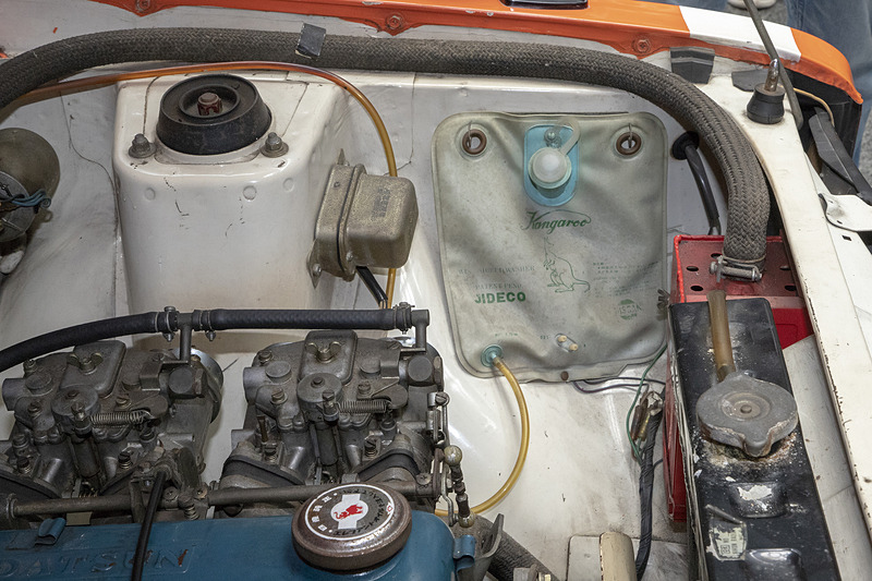 通称“カンガルー袋”と呼ばれる日産純正のカンガルーウォッシャーバッグ。ウォッシャー液用のタンクではなく袋だ。もう製廃になっているが、復刻版も出たほど旧車ファンに人気のもの