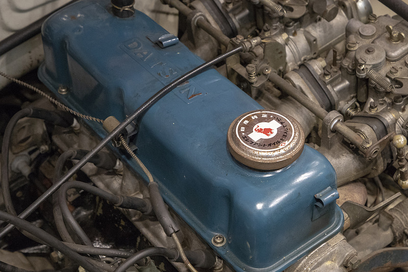 オイルフィラーキャップは当時の日産純正エレファントオイルのマーク入り