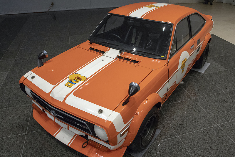 ボンネット、ドア、トランクはFRP製だという。精度が高いようで表面が波打つこともなく、言われるまでスチール製と思っていた