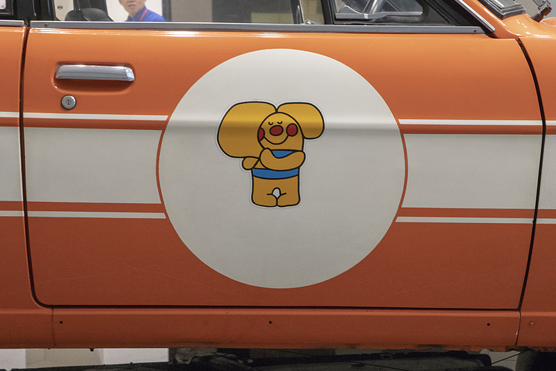 サニーのキャラクターである「サニーちゃん」が貼られているが、モーターショーのときはゼッケン32（サニー）を付けていたのでここも元に戻される