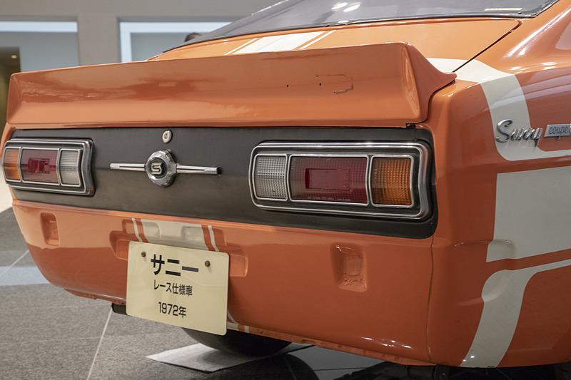 リアスポイラーにはエンブレムが貼ってあった跡があるが、リアから撮った資料写真がないのでここの再生は苦労するだろうとのこと