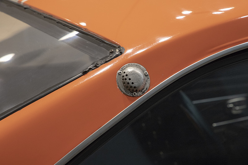 右のリアピラーのみに付いていたもの。ダクトのように見えるが正体は不明