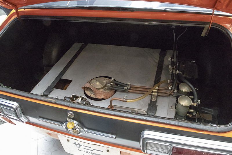 燃料タンクもレース用オプションの安全タンクになっていた。燃料まわりは安全性重視で現代のパーツを使って再生される