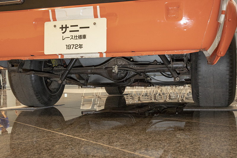 リアからの下まわり。ここもホコリは付いているが、サビや痛みはないように見える