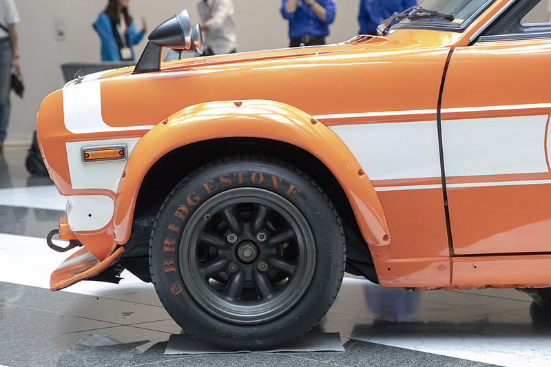 日産製のマグネシウムホイールを履いているが、マグネシウムホイールは傷みも早いので、ここは同デザインの社外品へ交換予定。タイヤはブリヂストン製だが、現在のブリヂストンにこのサイズのタイヤはないので、海外メーカーから探すとのこと