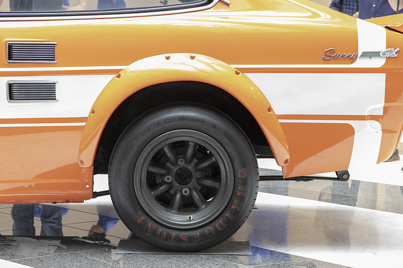 日産製のマグネシウムホイールを履いているが、マグネシウムホイールは傷みも早いので、ここは同デザインの社外品へ交換予定。タイヤはブリヂストン製だが、現在のブリヂストンにこのサイズのタイヤはないので、海外メーカーから探すとのこと