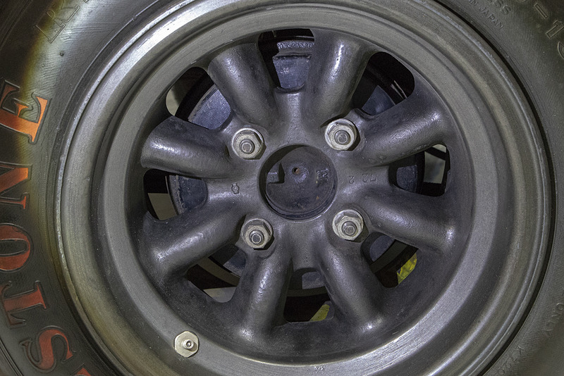 純正マグネシウムホイールには日産マークと製造年の刻印が入っている