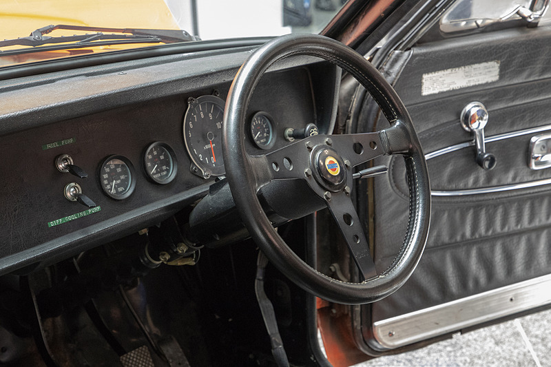 ステアリングも純正スポーツパーツ。メーターまわりはシンプル。内張なども程度がいい