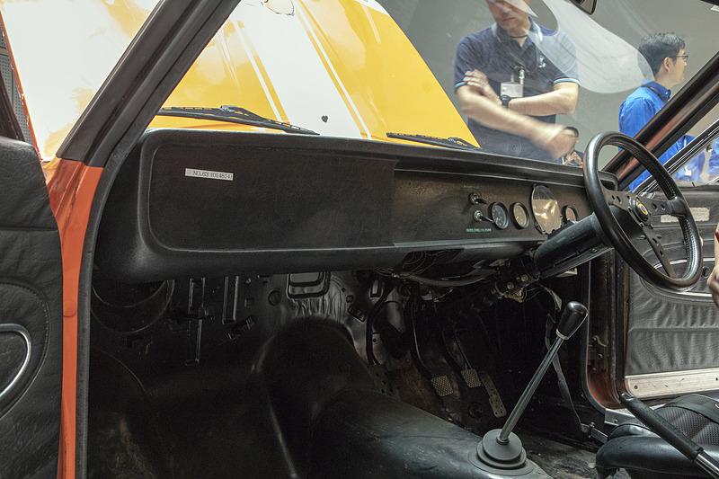 ステアリングも純正スポーツパーツ。メーターまわりはシンプル。内張なども程度がいい