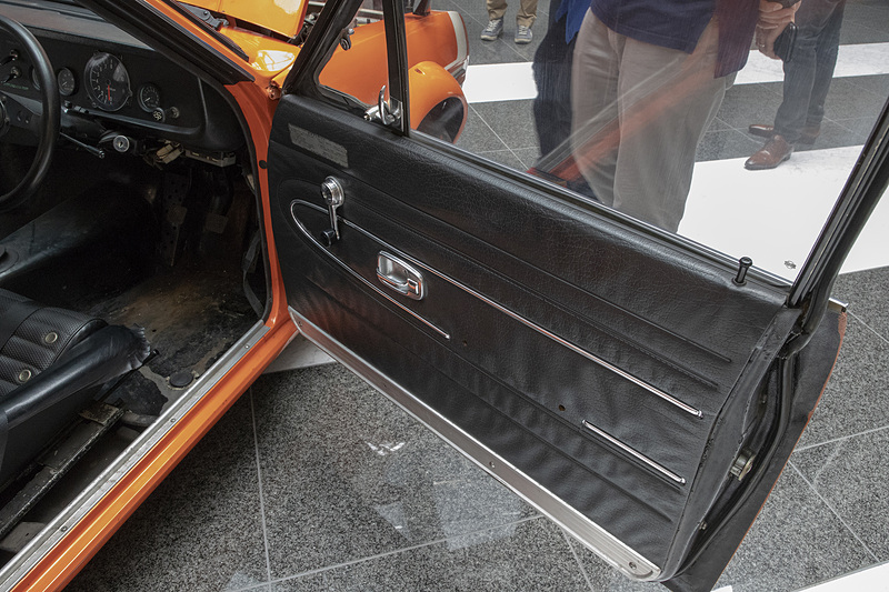 ステアリングも純正スポーツパーツ。メーターまわりはシンプル。内張なども程度がいい