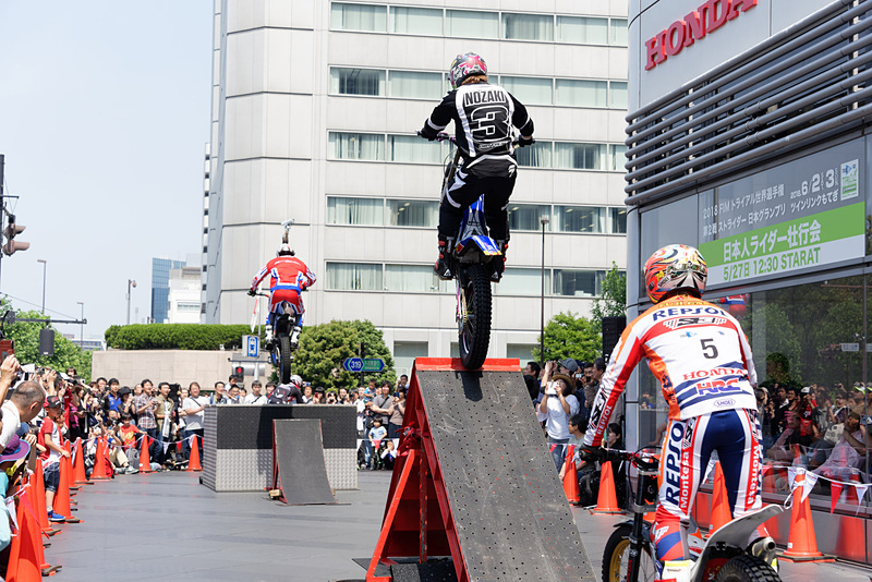 屋外でのデモランの様子