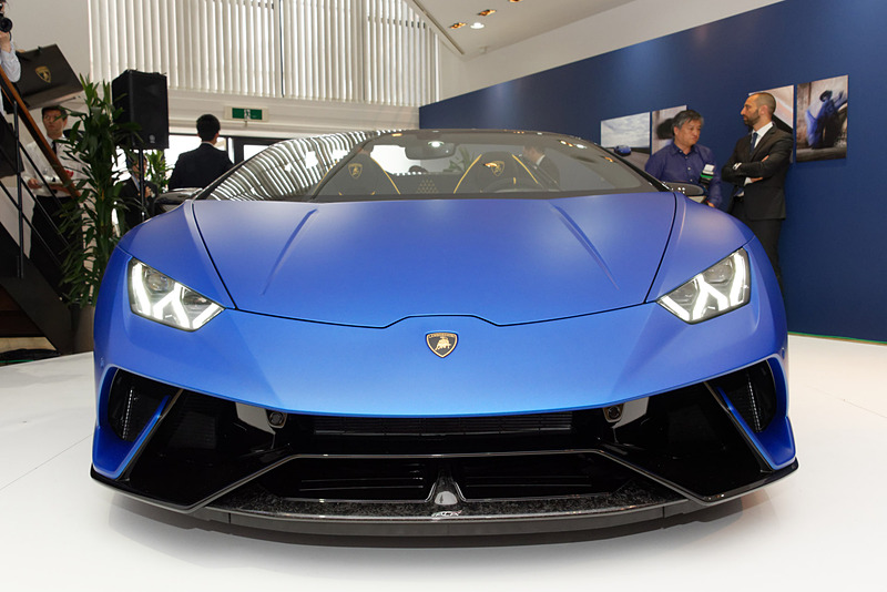 フロントとリアのスポイラーなど。写真では黒と白のまだらに見えている部分に、新技術によるカーボンパーツが用いられている