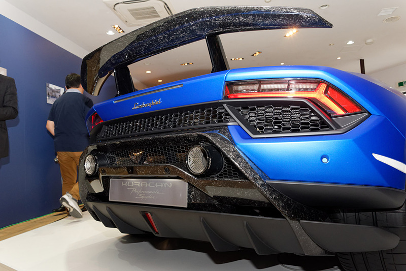 アクティブ・エアロ・ダイナミクス・システムの「ALA（Aerodinamica Lamborghini Attiva）」を採用するスポイラー付近