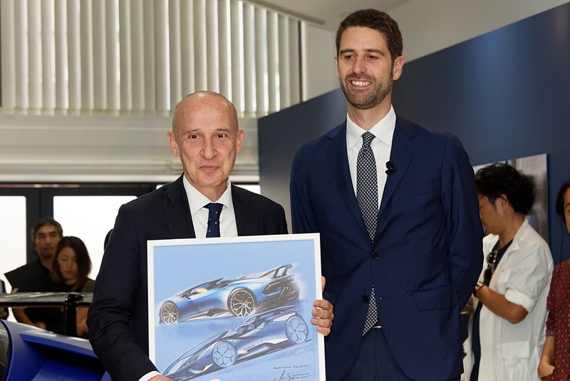 オルテンツィ氏からスタラーチェ氏にウラカン ペルフォルマンテ スパイダーのデザインスケッチがプレゼントされた。スタラーチェ氏は「さっそくオフィスに飾ろうと思う」と笑顔を見せた