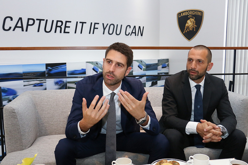 「ウラカン ペルフォルマンテ スパイダー」の発表会後に行なわれたグループインタビューで質問に答えた、ランボルギーニ アジア太平洋地区代表のマッテオ・オルテンツィ氏（左）、ランボルギーニ カントリー・マネージャーのフランチェスコ・クレシ氏