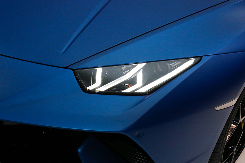 特徴的な形状が与えられた導光式LEDのポジションランプ