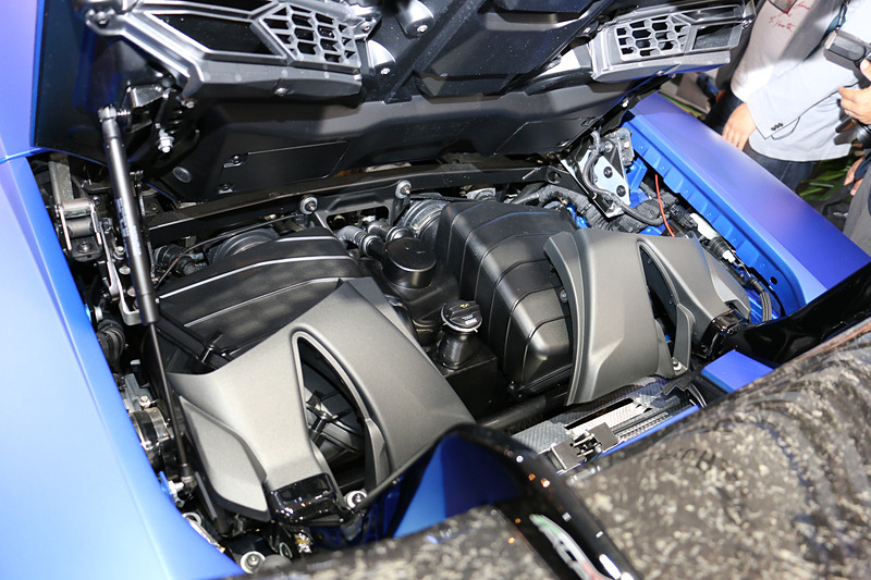 470kW（640HP）/8000rpm、最大トルク600N･m/6500rpmを発生するV型10気筒5.2リッターエンジンを搭載