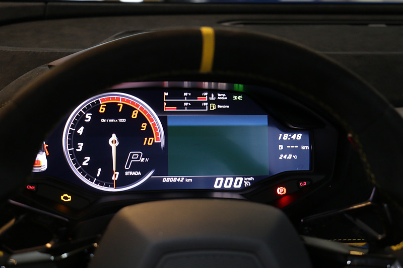 メーターパネルは全面ディスプレイタイプ