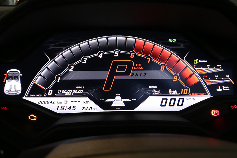 メーターパネルは全面ディスプレイタイプ