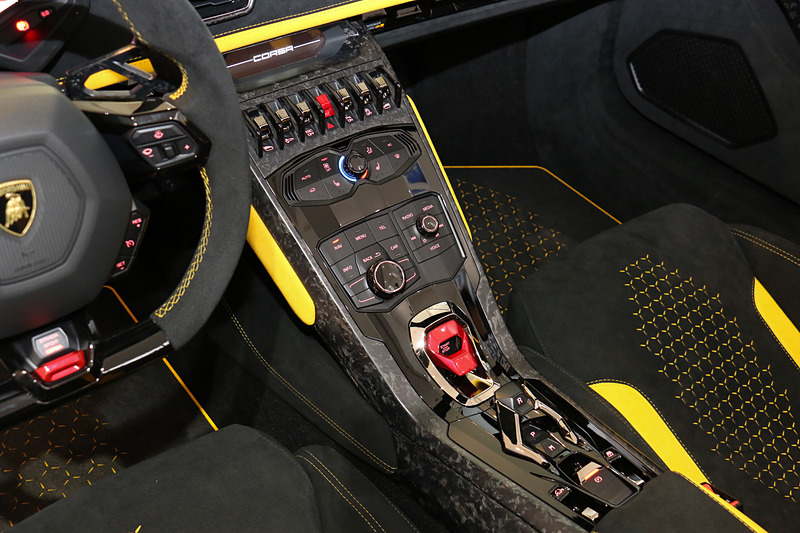 センターコンソールにもフォージド・コンポジットを使用