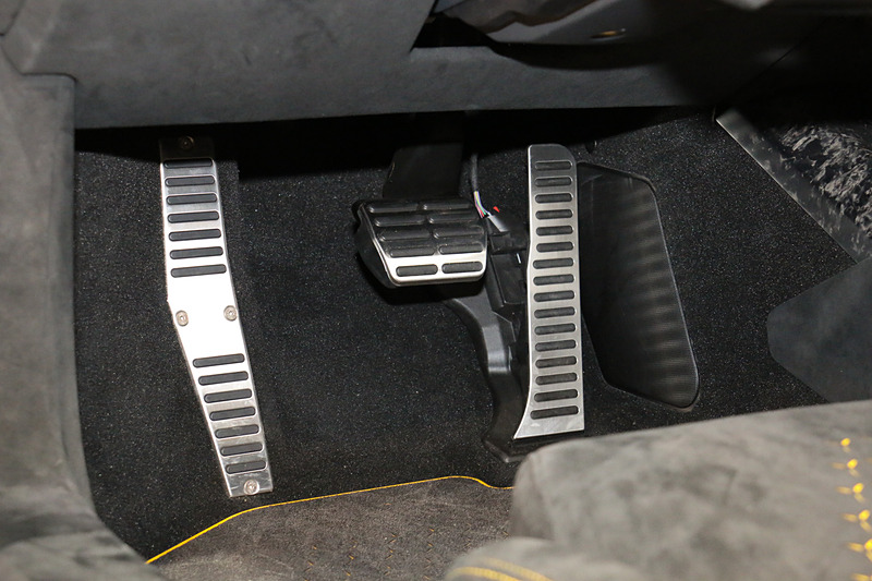 アクセルペダルはオルガン式