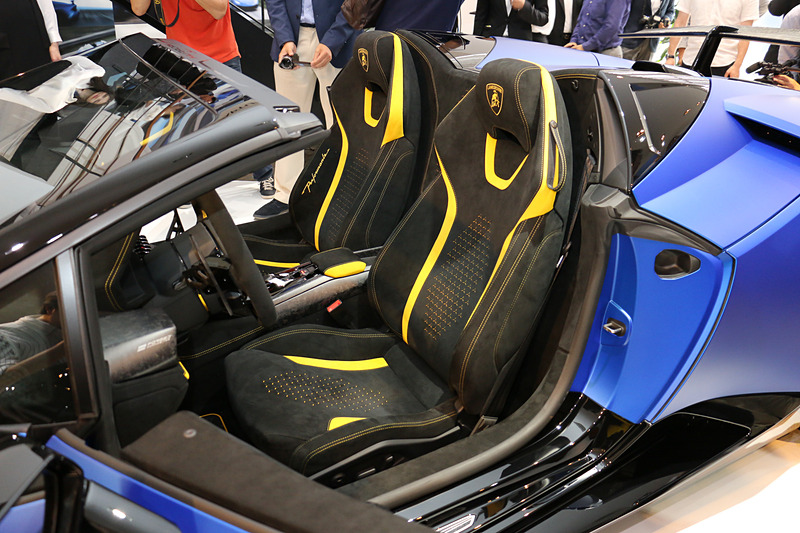 バケットシートのサイドサポートにペルフォルマンテのロゴが入る