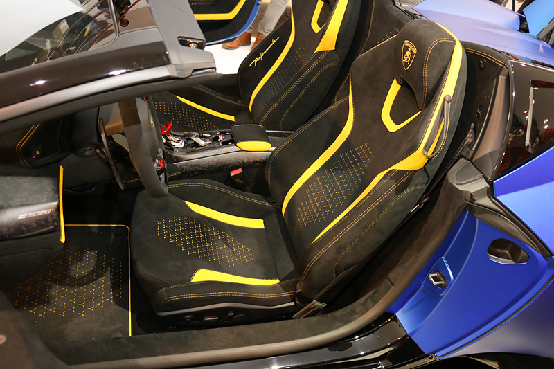 バケットシートのサイドサポートにペルフォルマンテのロゴが入る