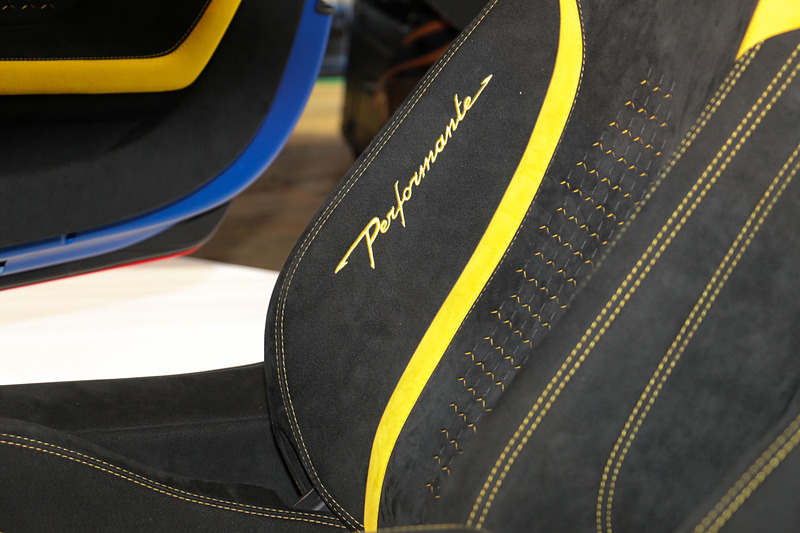 バケットシートのサイドサポートにペルフォルマンテのロゴが入る