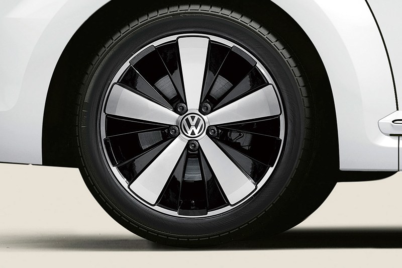 5スポークの8J×18アルミホイールを特別装備。タイヤサイズは235/45 R18