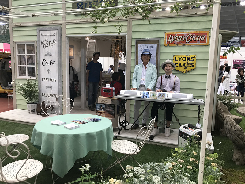 南仏をイメージしたホンダブース。ピアノを奏でるのは埼玉県出身の作曲家/ピアニストであるMasaki.さん（右）。一緒に弾いているのがホンダブースの名物男、香川さん（左）。ホンダ製品への情熱がものすごく、いつも楽しい話を聞かせてくれます