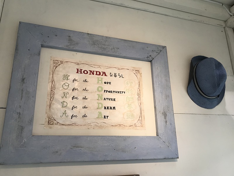 さりげなく壁にかかっていた、「HONDAな暮らし」。皆さん、知ってました？　1つひとつに意味があって、とてもステキですよね