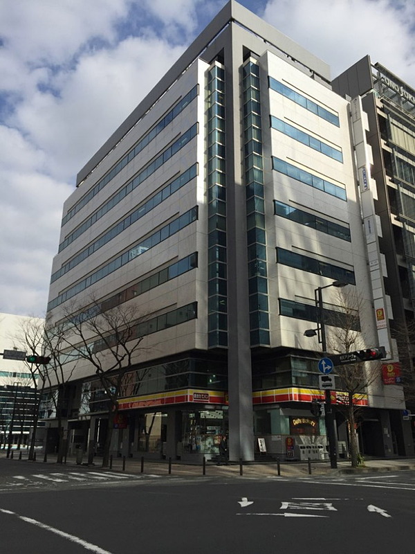 新横浜駅から徒歩7分の位置にあるオフィスビルの外観。磐田本社にあるラボと大型ディスプレイを通じてやりとりできるようにし、大型の実機を用いた検証や共同作業も可能にする予定とのこと