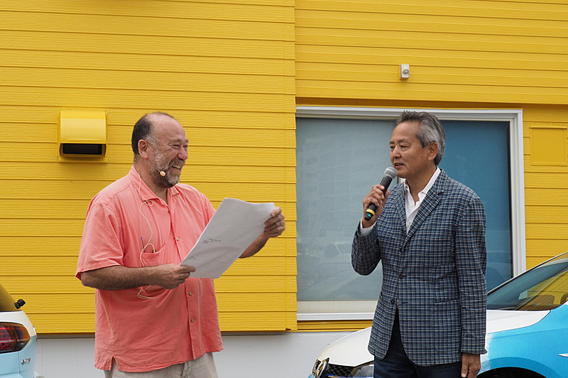 葉山町の住民を代表とて上野和典氏（右）が司会のジョージ・カックル氏（左）によるインタビュー形式で葉山町のことなどを語った