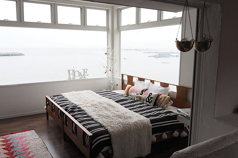 海が見えるベッドルームがある