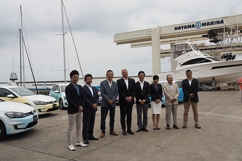 試乗発着ステーションの設置に協力した関係者も集まってプロジェクトがスタートした