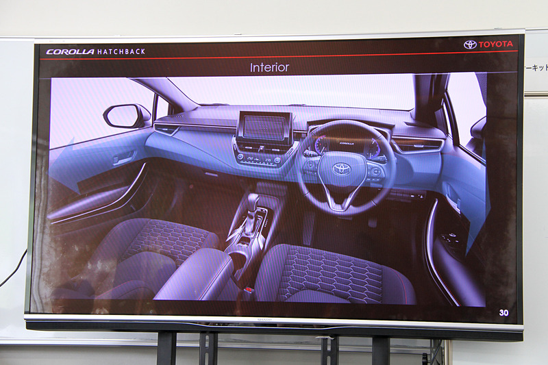 ドアパネルからインパネセンターを水平基調とすることで広さを表現