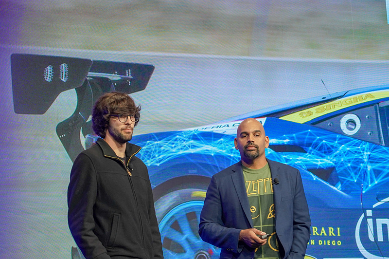 Intel株式会社 取締役 兼 AI製品事業本部 本部長 ナビーン・ラオ氏（右）と同社 AIデータサイエンティスト アンディ・ケラー氏（左）