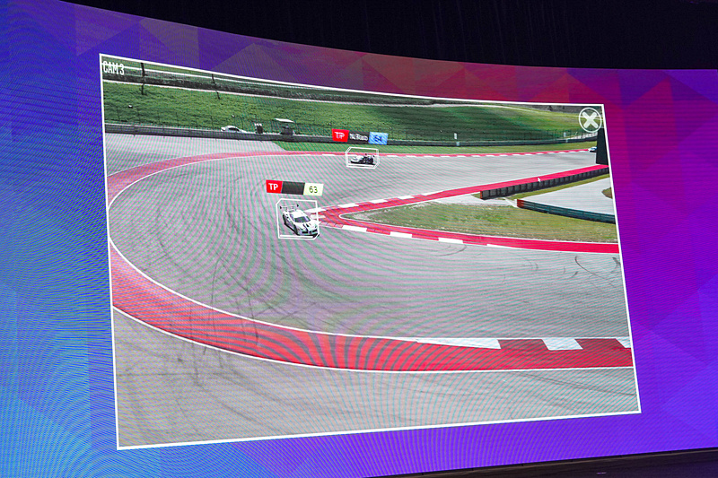 AIが判別して車両にタグを付けているところ。ドライバー名やカーナンバーなどが表示されている。3Dゲームの映像のように見えるが、すべてホンモノのレース映像だ