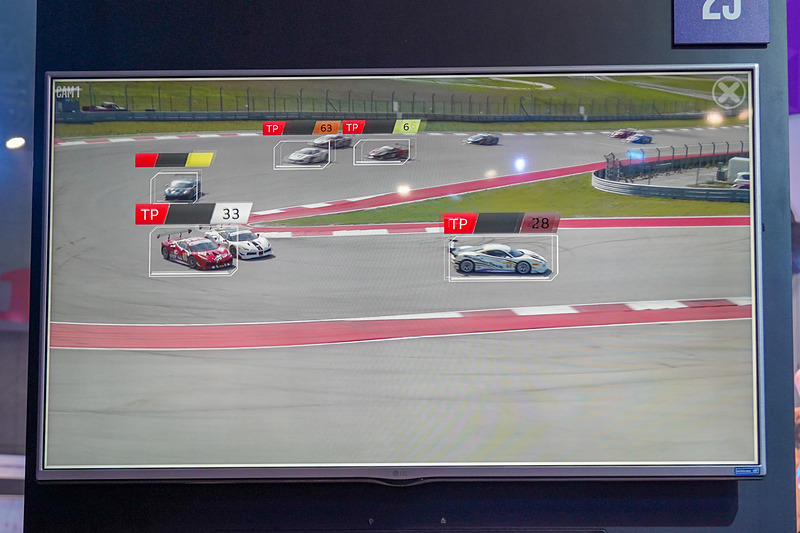 AIが判別して車両にタグを付けているところ。ドライバー名やカーナンバーなどが表示されている。3Dゲームの映像のように見えるが、すべてホンモノのレース映像だ