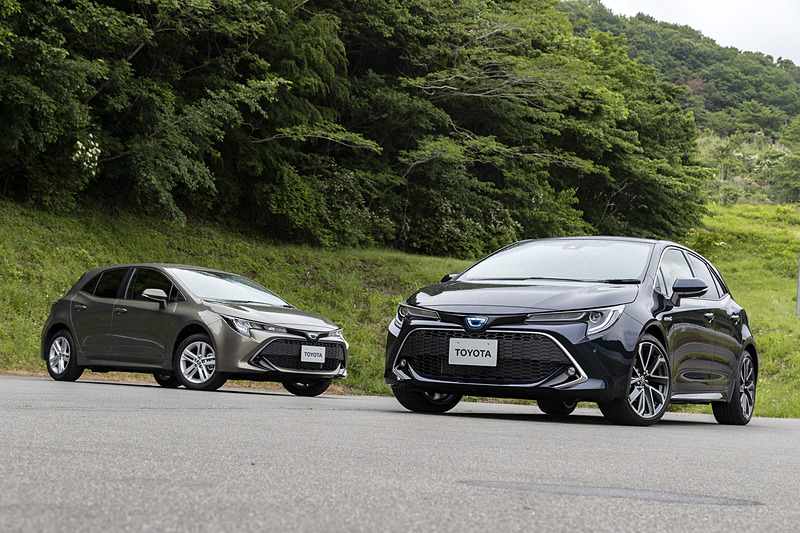 新型「カローラ ハッチバック」（仮称）。右がハイブリッド車でボディカラーは「ブラキッシュアゲハガラスフレーク」、左がターボ車でボディカラーは「オキサイドブロンズメタリック」
