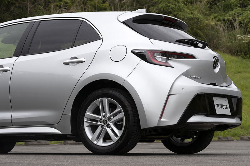 複雑な形状のリアまわり。バックドアは樹脂製を採用