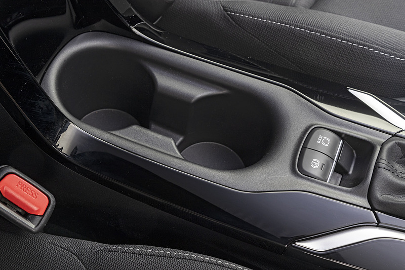 シフト後方にカップホルダー